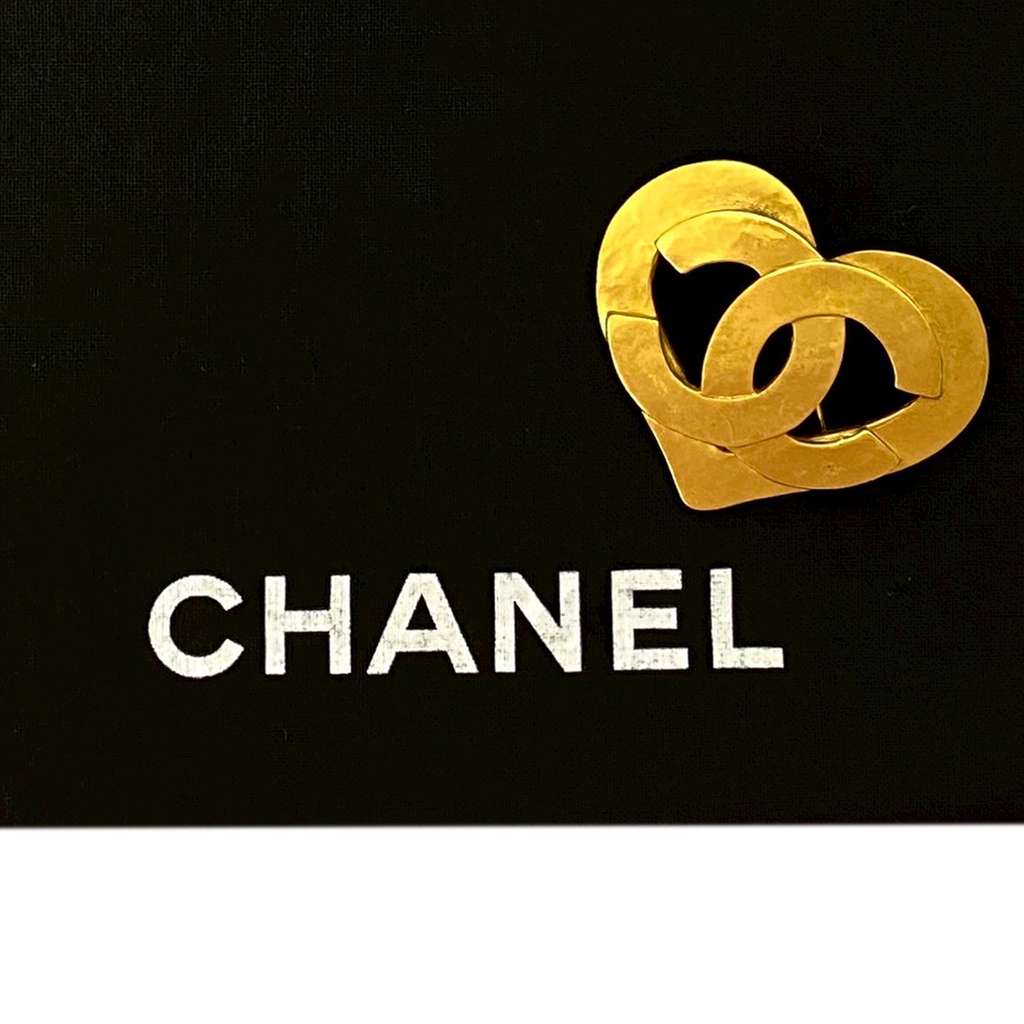 Chanel CC Gold Plated Heart Brooch Gold Metal Good condition - Box View