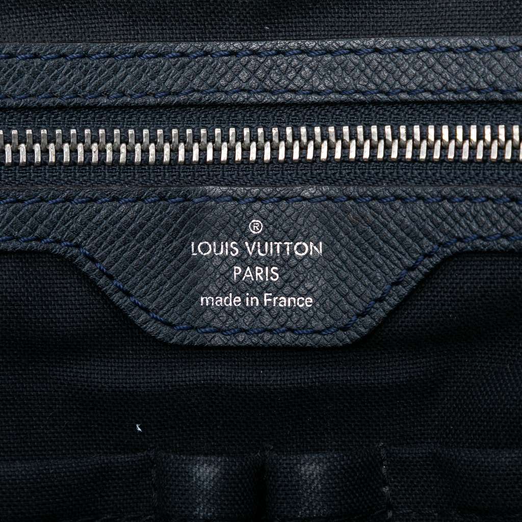 Louis Vuitton Taiga Vassili PM Blue Leather Good condition - Box View