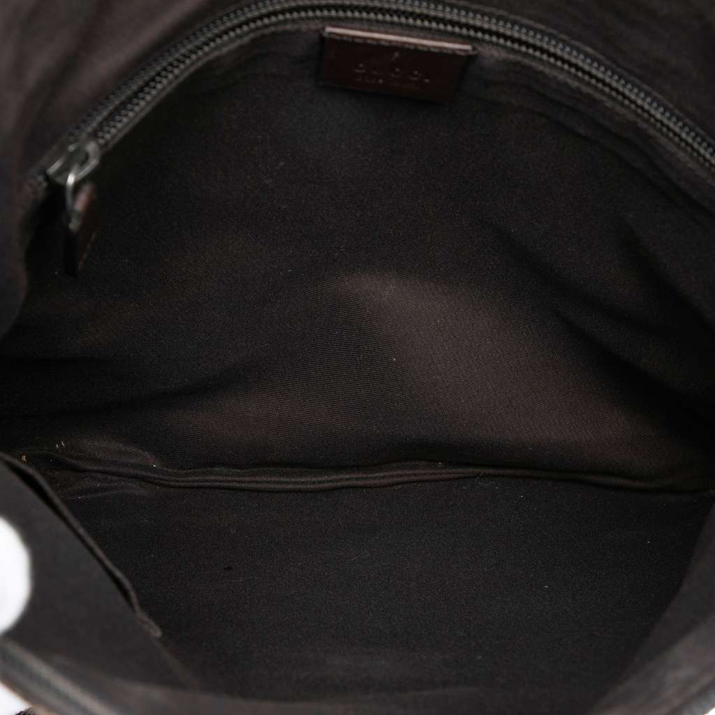 Gucci GG Canvas Crossbody Beige Good condition - Model View