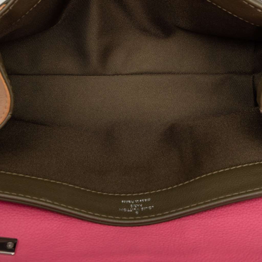 Louis Vuitton Tricolor Leather Lockme II BB Pink Leather Good condition - Model View