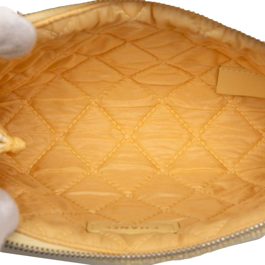 Chanel Raffia Deauville Pouch Yellow Good condition - Model View