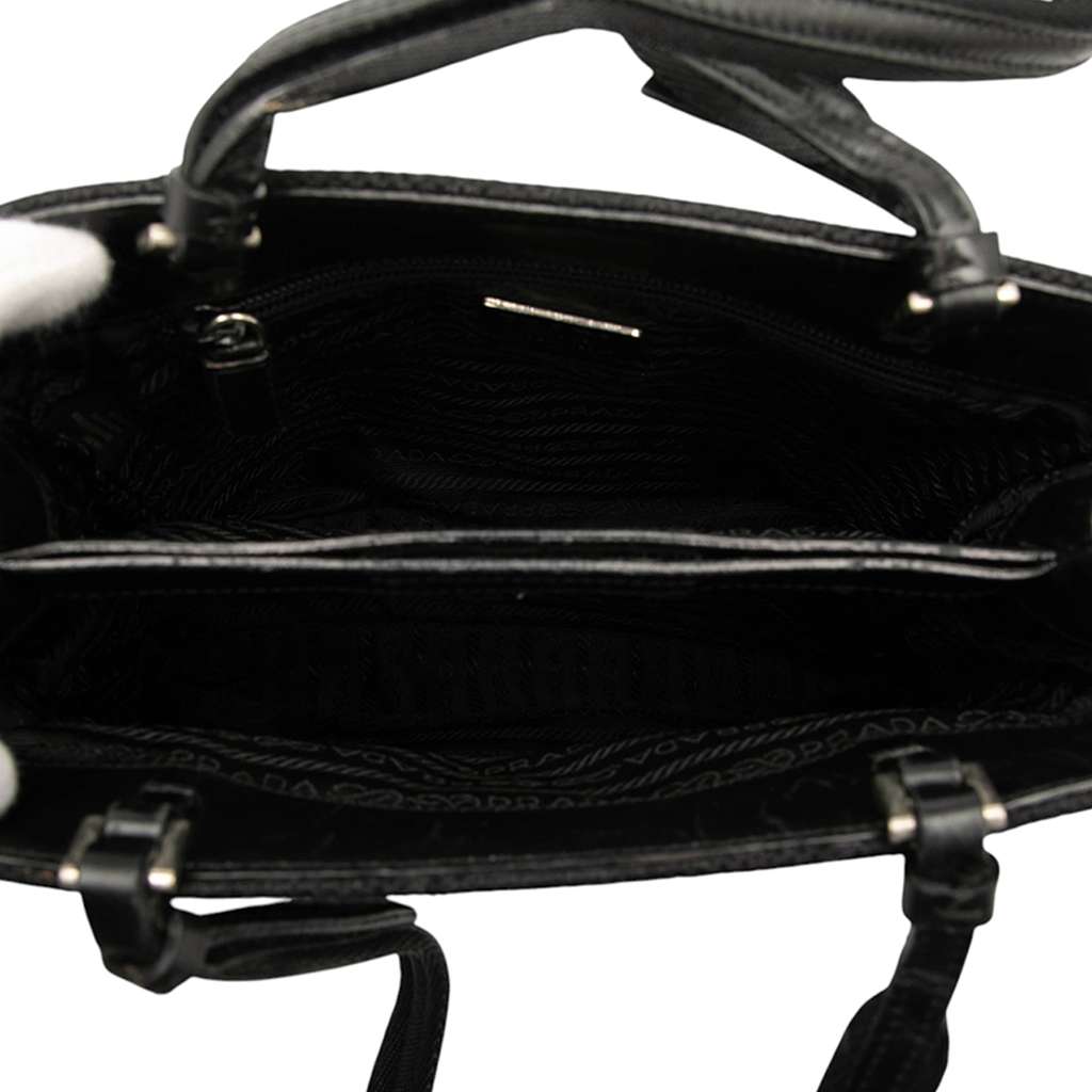 Prada Wool Tote Black Wool Good condition - Model View