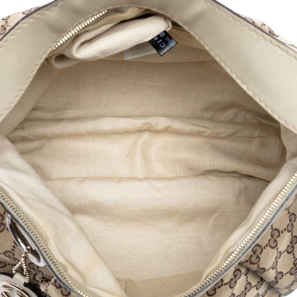 Gucci GG Canvas Sukey Shoulder Bag Beige Good condition - Model View
