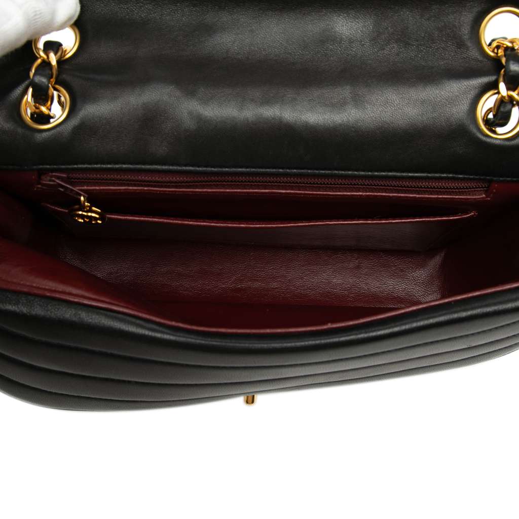 Chanel CC Horizontal Quilted Lambskin Double Flap Black Leather Good condition - Model View