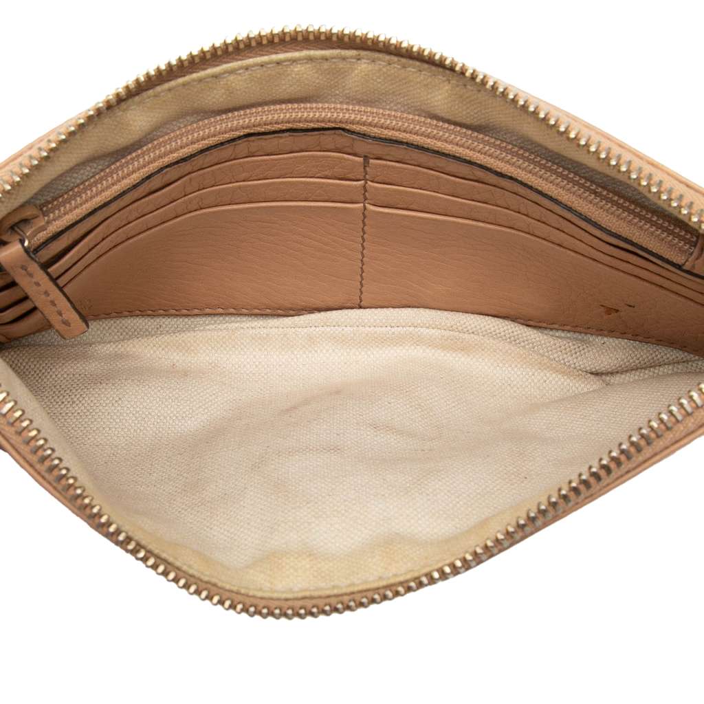 Gucci Calfskin Soho Pouch Beige Leather Good condition - Model View