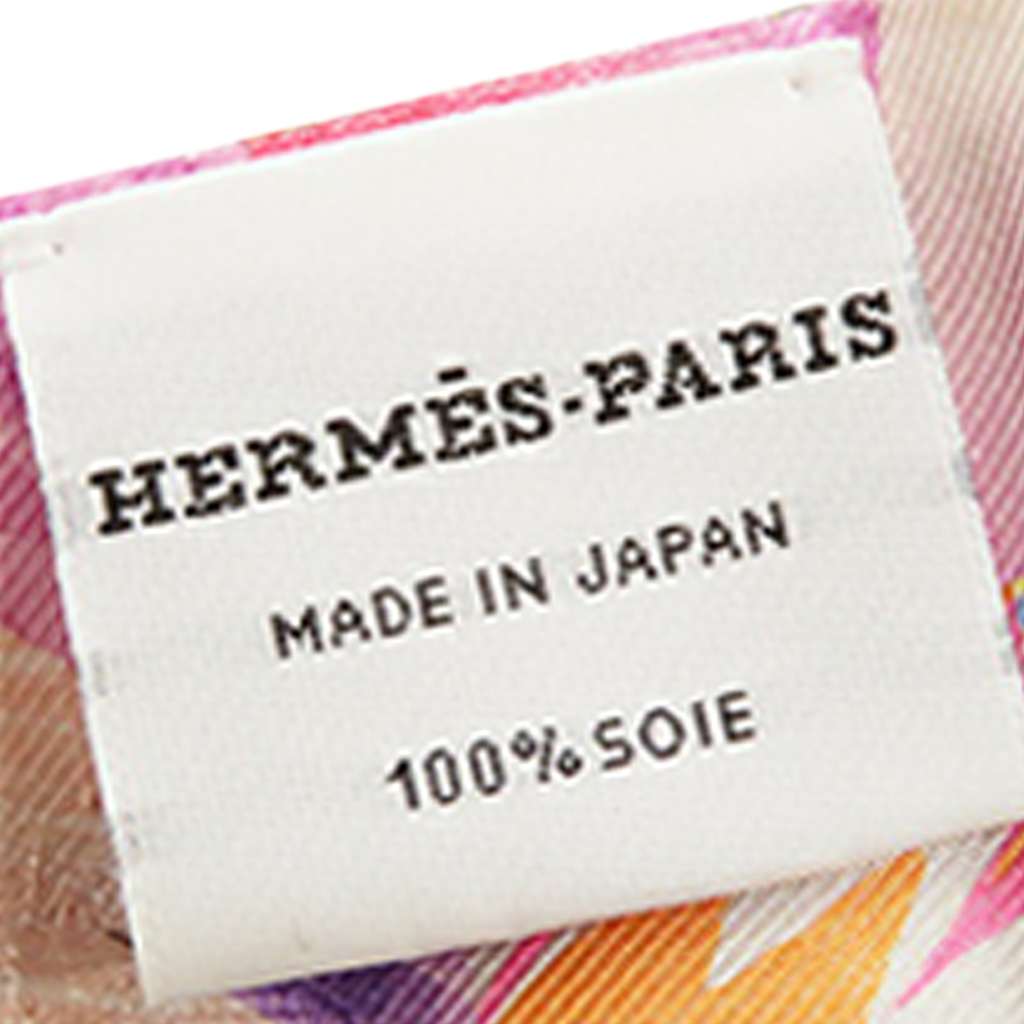 Hermès Ex Libris Kyoto Marble Silk Twilly Scarf White Silk Good condition - Model View