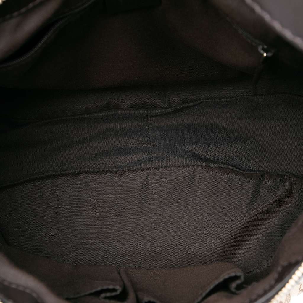 Gucci GG Canvas Sukey Shoulder Bag Beige Good condition - Model View