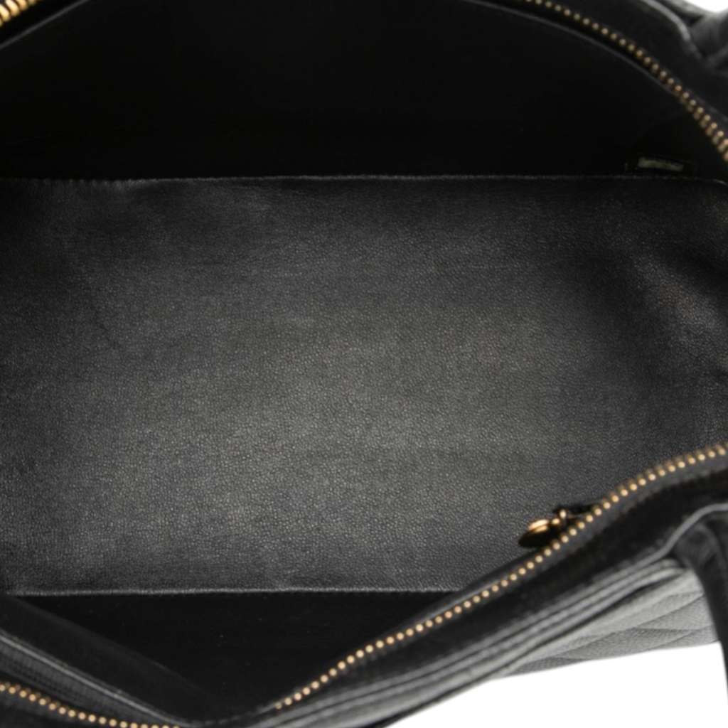 Chanel Caviar Medallion Tote Black Leather Good condition - Model View