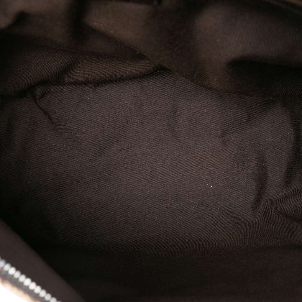 Gucci GG Canvas Crossbody Beige Good condition - Model View