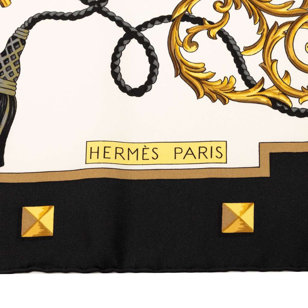 Hermès Les Cles Silk Scarf 90 White Silk Good condition - Back View