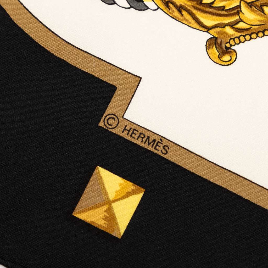 Hermès Les Cles Silk Scarf 90 White Silk Good condition - Inside View