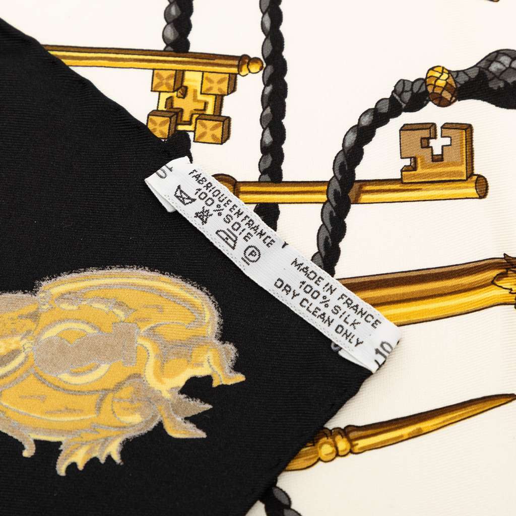 Hermès Les Cles Silk Scarf 90 White Silk Good condition - Model View