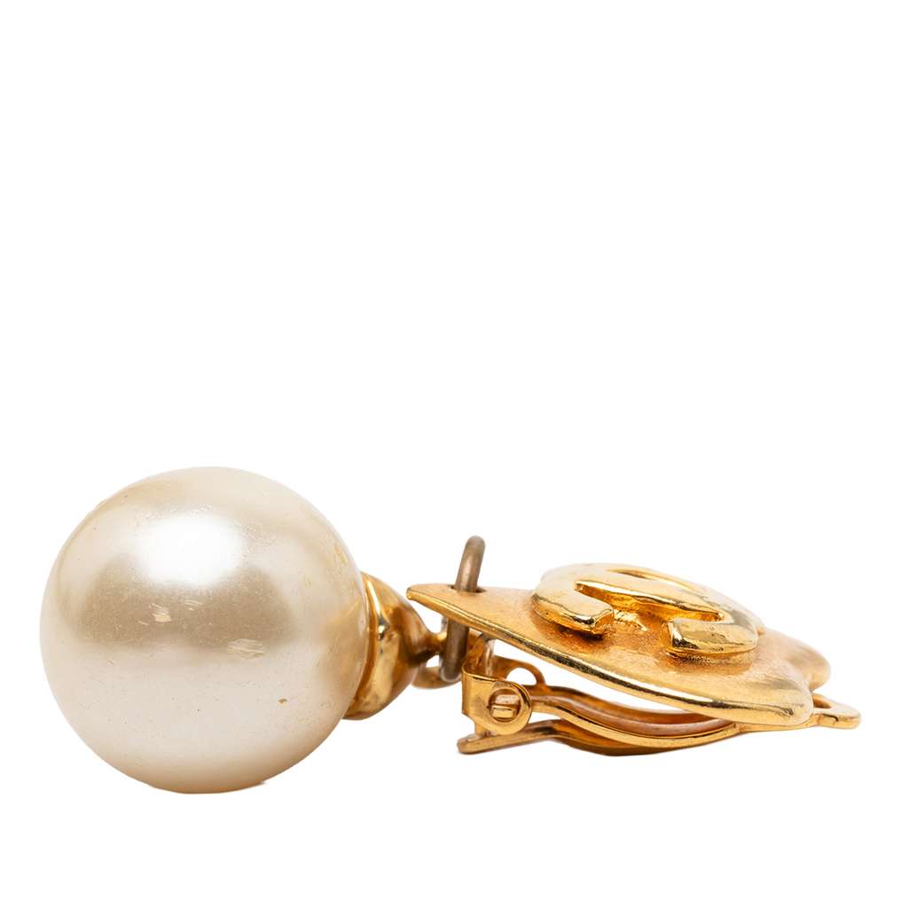 Chanel CC Gold Plated Faux Pearl Heart Drop Clip On Earrings Gold Metal Good condition - Model View