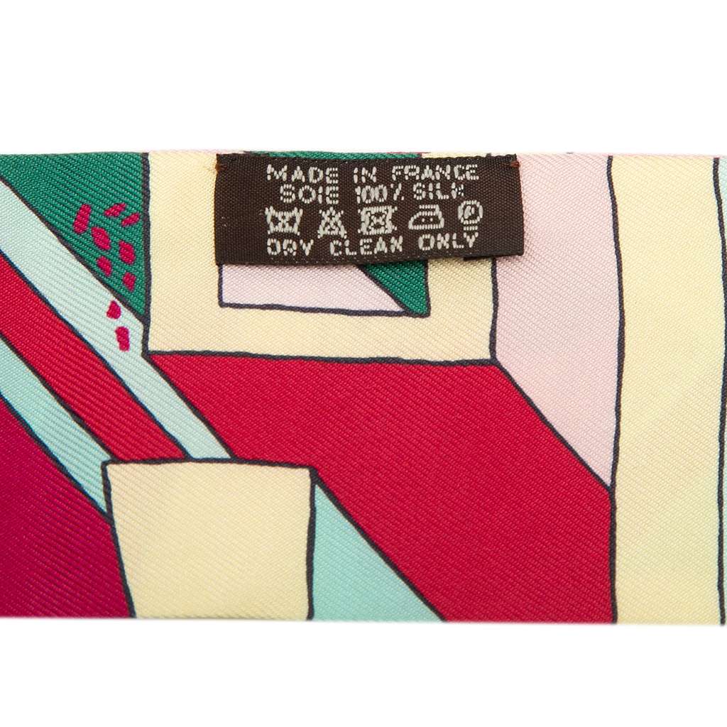 Hermès On A Summer Day Silk Twilly Scarf Pink Silk Good condition - Model View