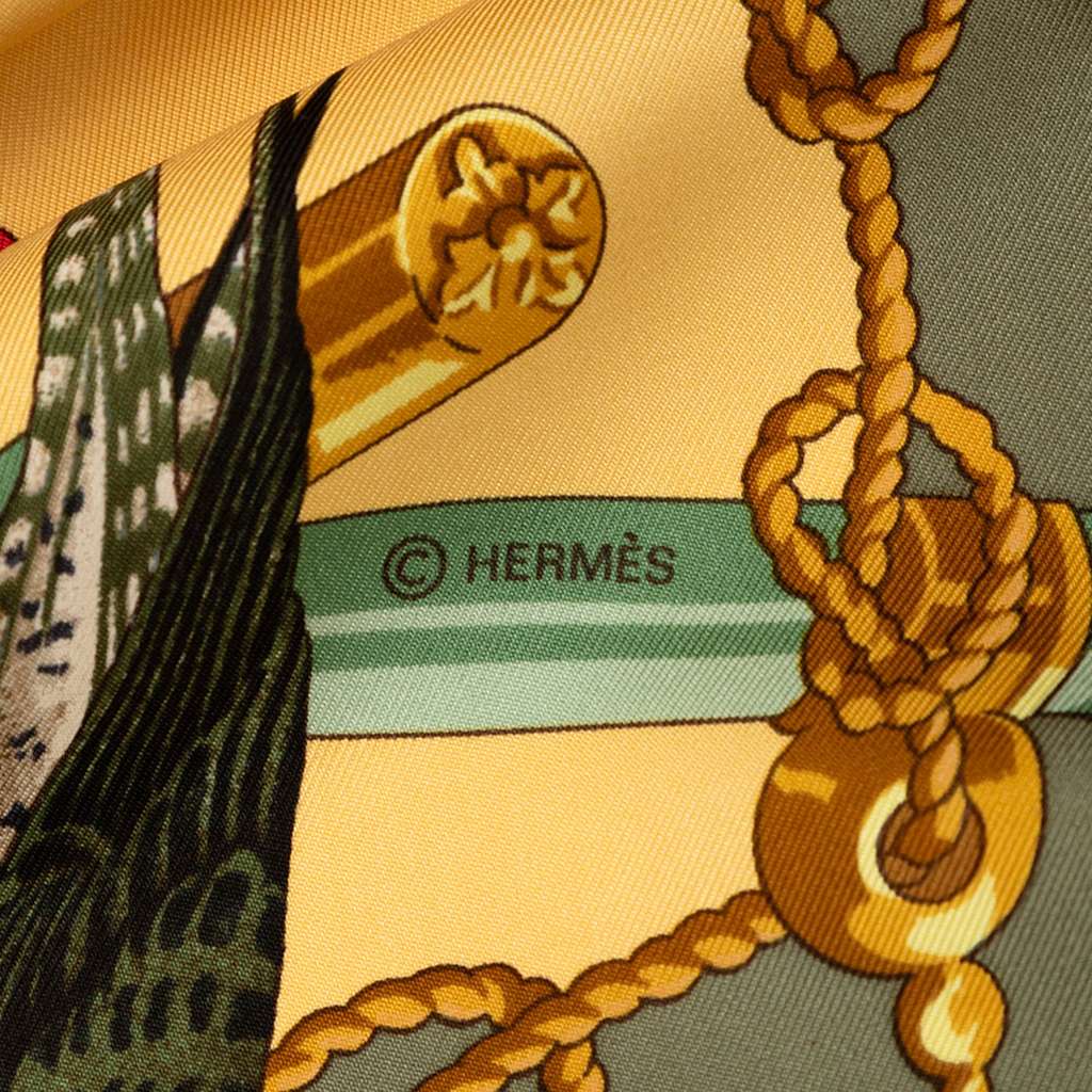 Hermès Les Oiseaux du Roy Silk Scarf 90 Yellow Silk Good condition - Model View