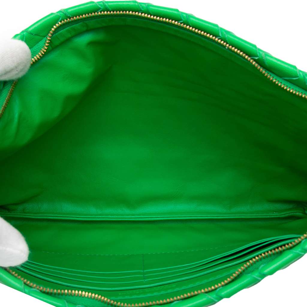 Bottega Veneta Medium Nappa Intrecciato Flat Pouch Green Leather Good condition - Model View