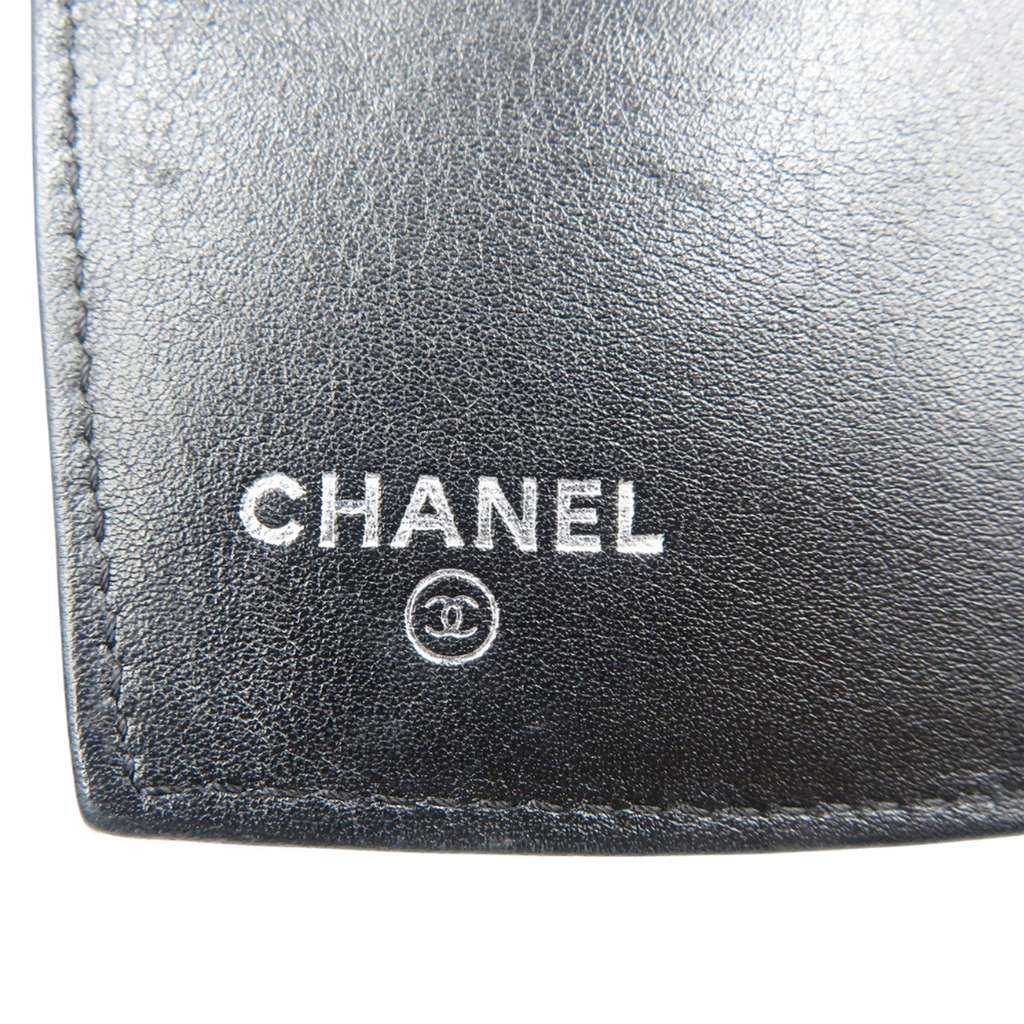 Chanel CC Patent Makeup Line Compact Wallet Black Leather Good condition - Model View