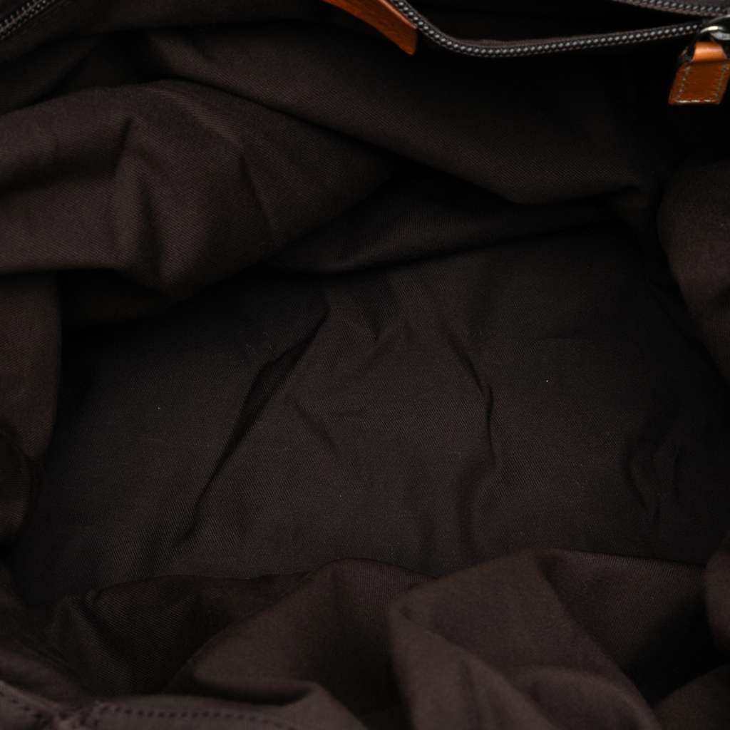 Gucci GG Canvas Tote Beige Good condition - Model View