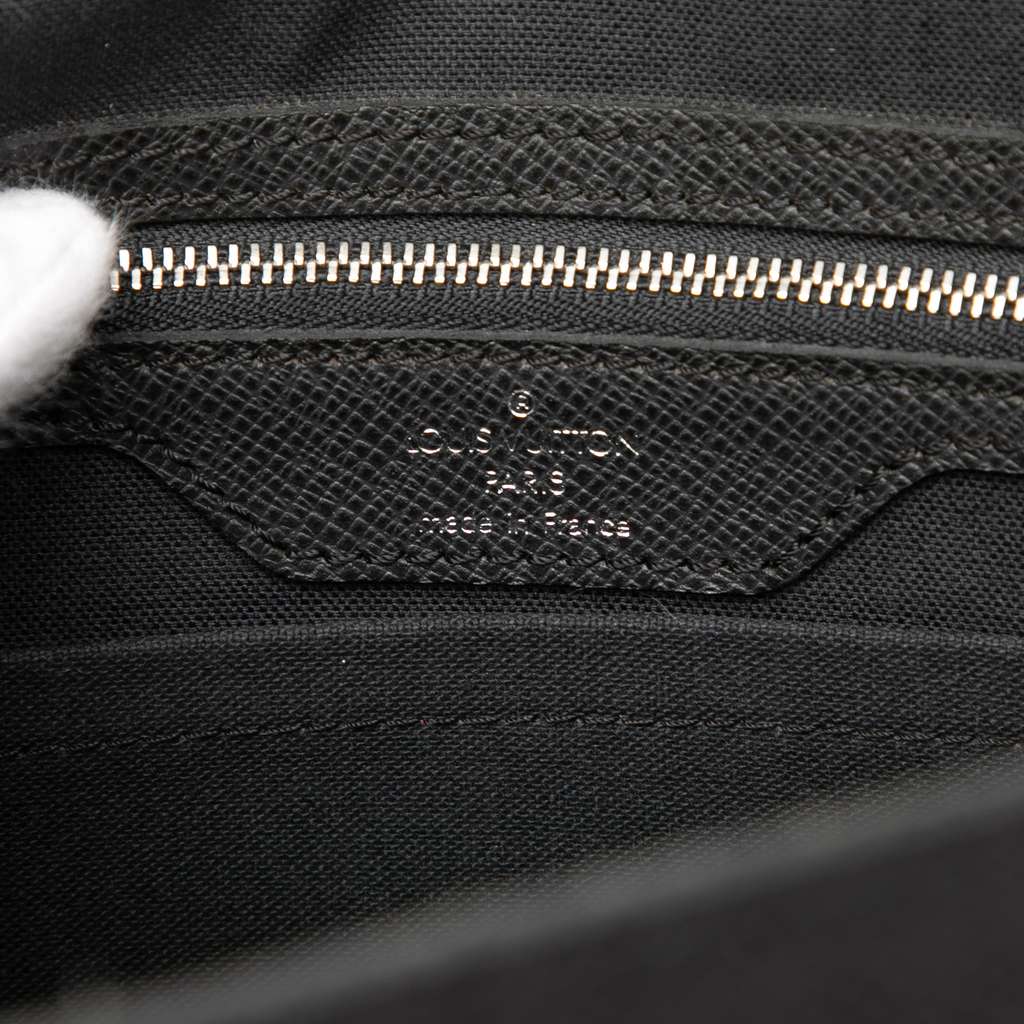 Louis Vuitton Taiga Alexei Messenger Black Leather Good condition - Box View