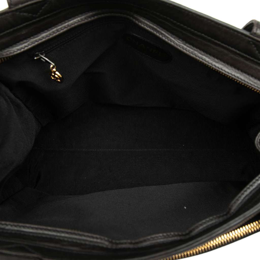 Chanel CC Lambskin Front Zip Pocket Tote Black Leather Good condition - Model View