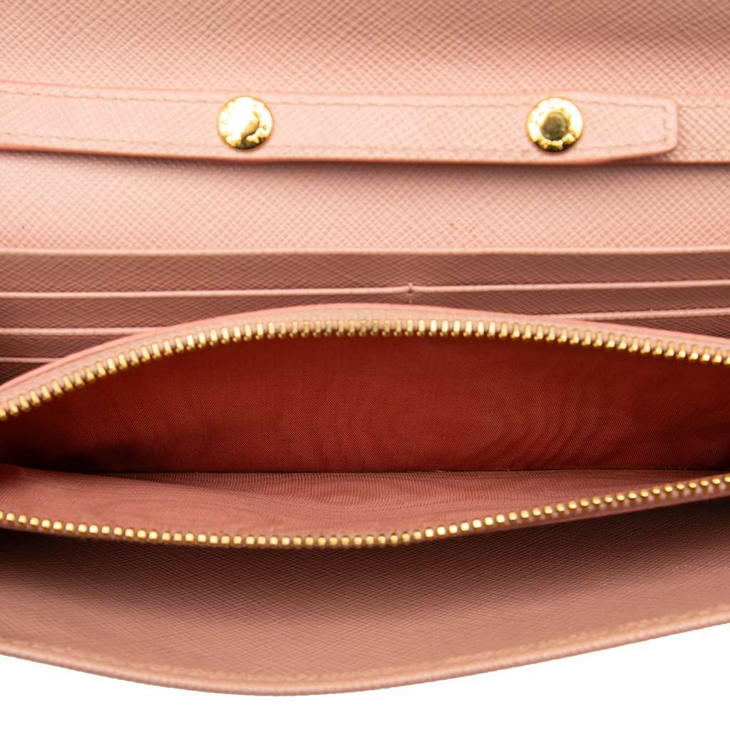 Prada Saffiano Wallet On Chain Pink Leather Good condition - Model View