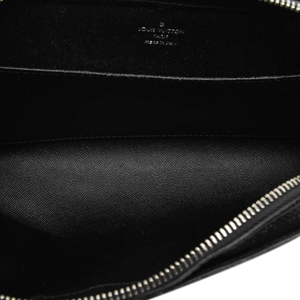 Louis Vuitton Taiga Pochette Baikal Black Leather Good condition - Model View