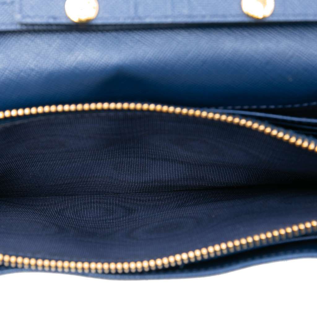 Prada Saffiano Wallet On Chain Blue Leather Good condition - Model View