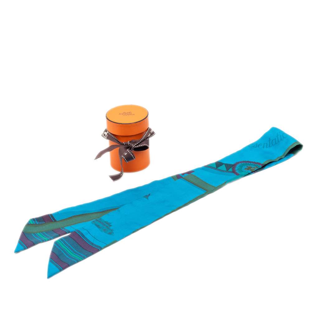 Hermès Couvertures et Tenues de Jour Surteint Silk Twilly Scarf Blue Silk Very good condition - Model View