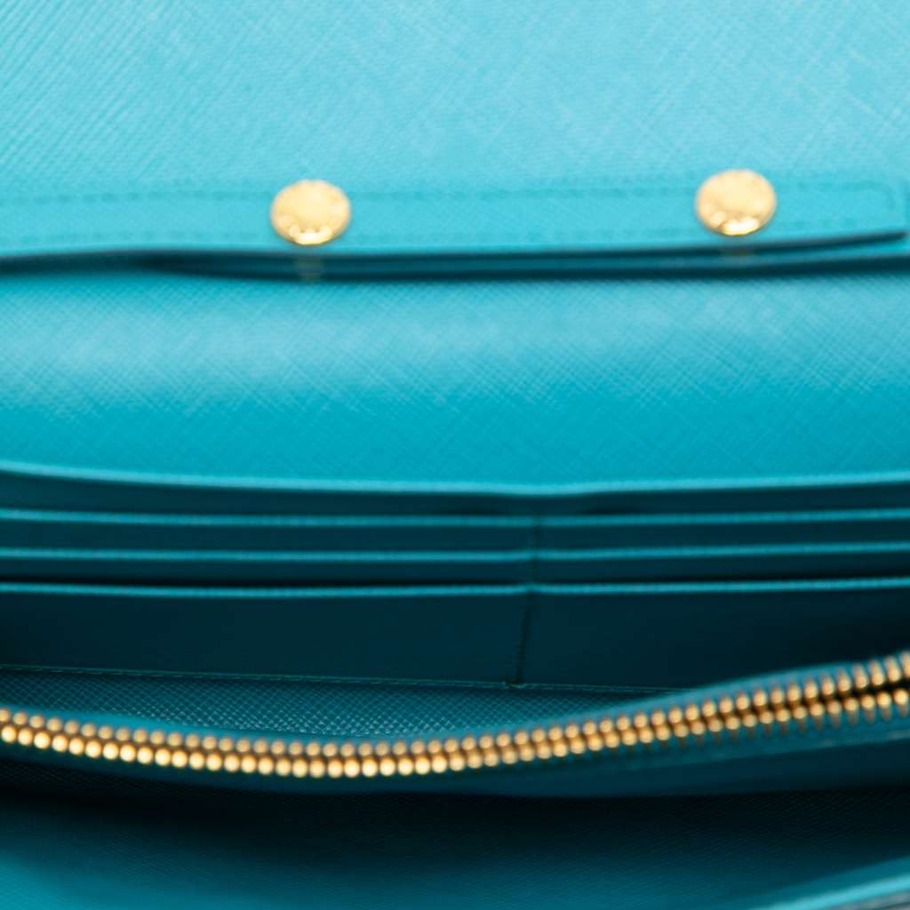 Prada Saffiano Wallet On Chain Blue Leather Good condition - Model View