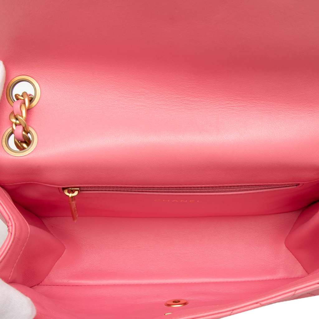 Chanel Medium Quilted Lambskin Logo Letters Chanel Touch Chain Flap Pink Leather Good condition - Model View