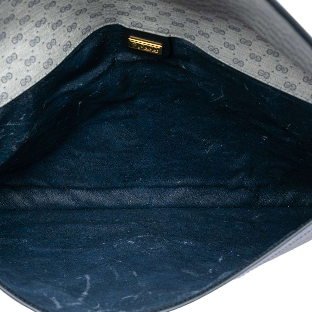 Gucci Micro GG Supreme Clutch Grey Canvas Good condition - Model View