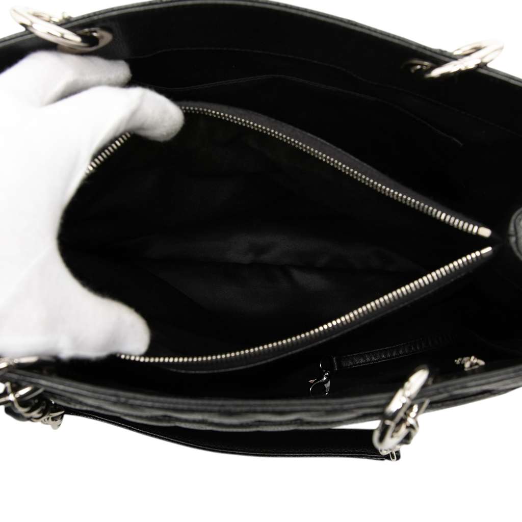 Chanel Caviar Grand Shopping Tote Black Leather Good condition - Model View