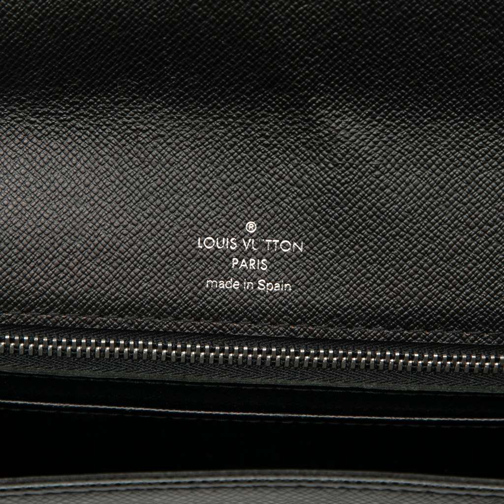 Louis Vuitton Taiga Selenga Black Leather Good condition - Box View