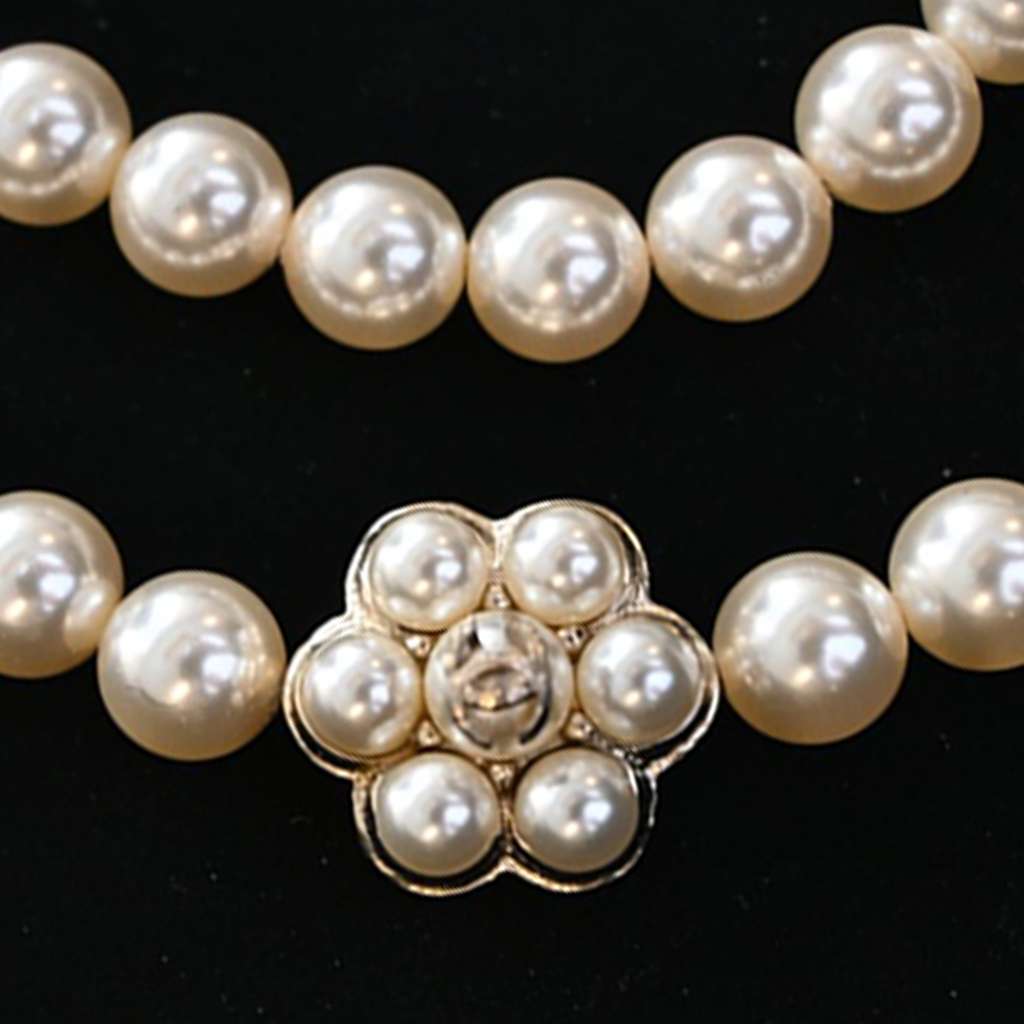 Chanel CC Faux Pearl Cluster Necklace White Good condition - Box View