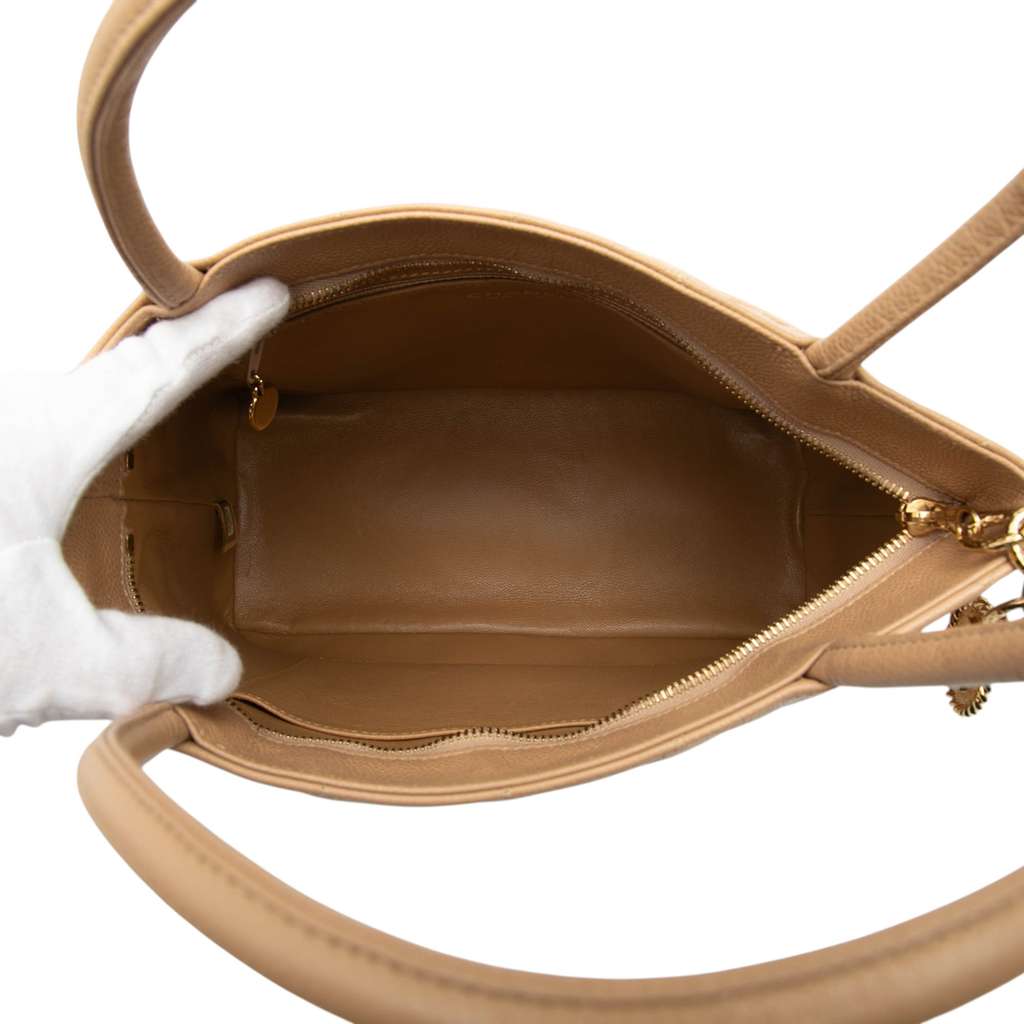 Chanel Caviar Medallion Tote Brown Leather Good condition - Model View