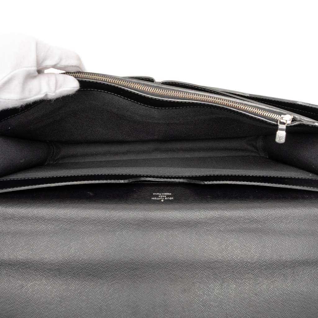 Louis Vuitton Taiga Robusto 1 Black Leather Good condition - Model View