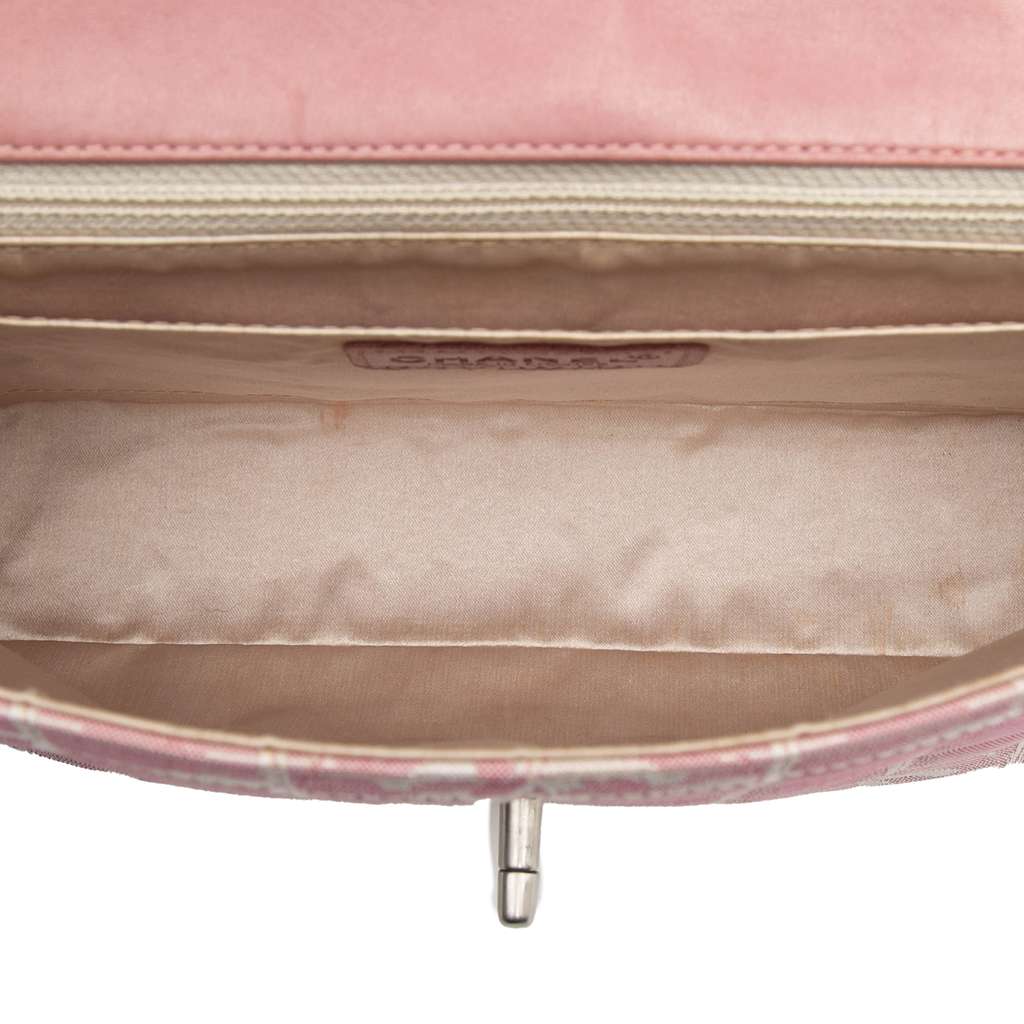 Chanel Medium New Travel Line Nylon Single Flap Pink Good condition - Model View