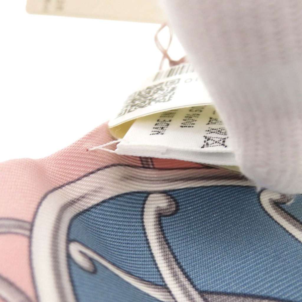 Hermès Lift Profile Silk Twilly Scarf Pink Silk Good condition - Model View