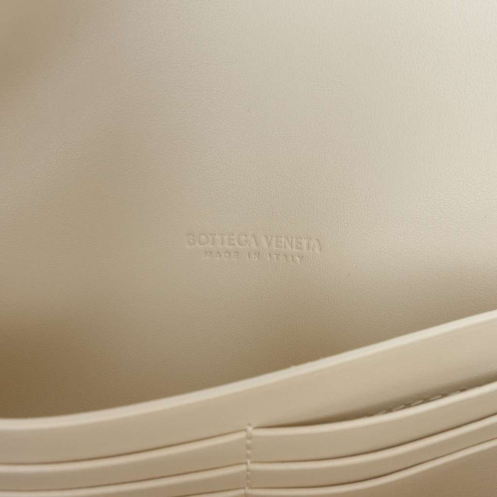 Bottega Veneta Lambskin Intrecciato Andiamo Clutch White Leather Good condition - Box View