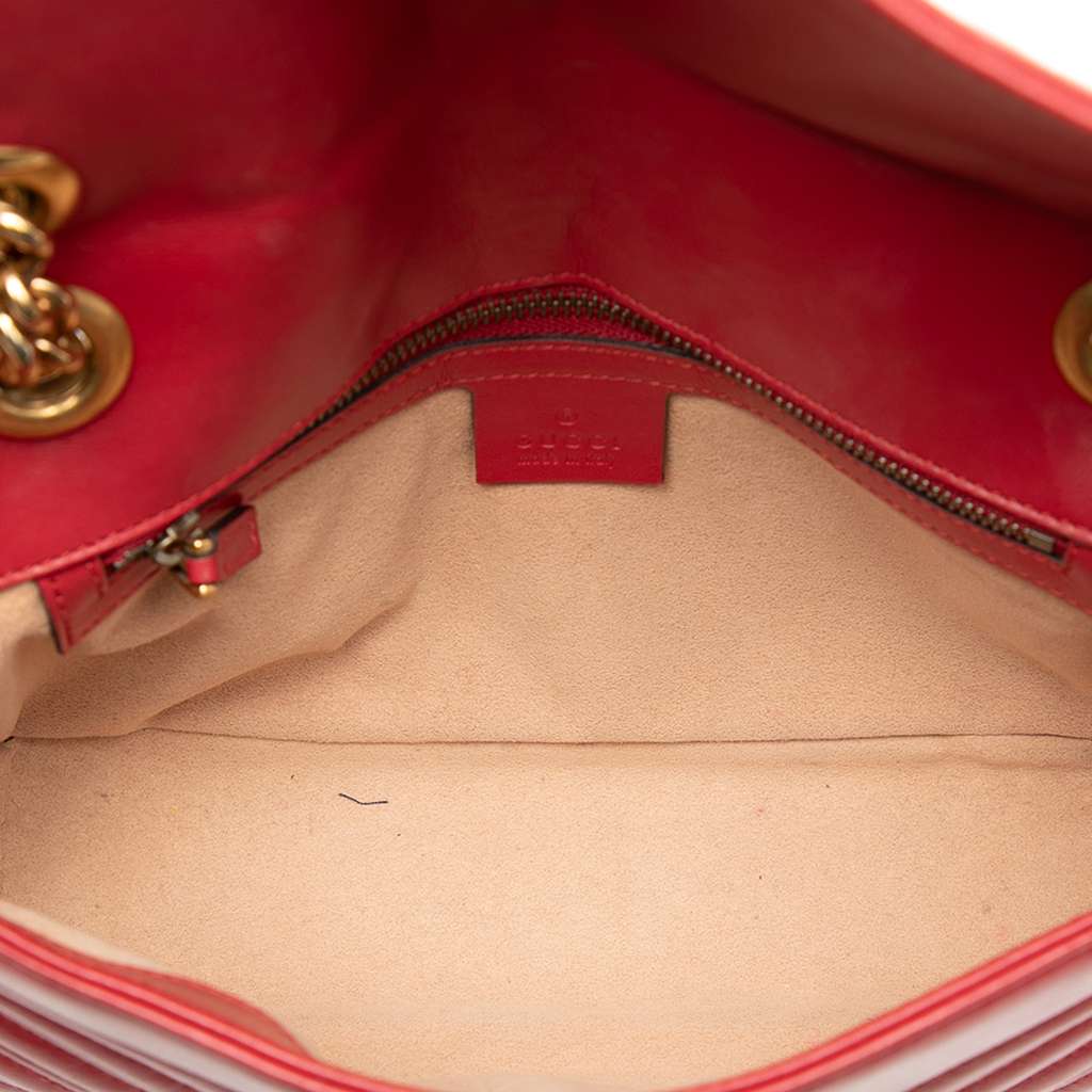 Gucci Medium GG Marmont Matelasse Leather Shoulder Bag Red Leather Good condition - Model View