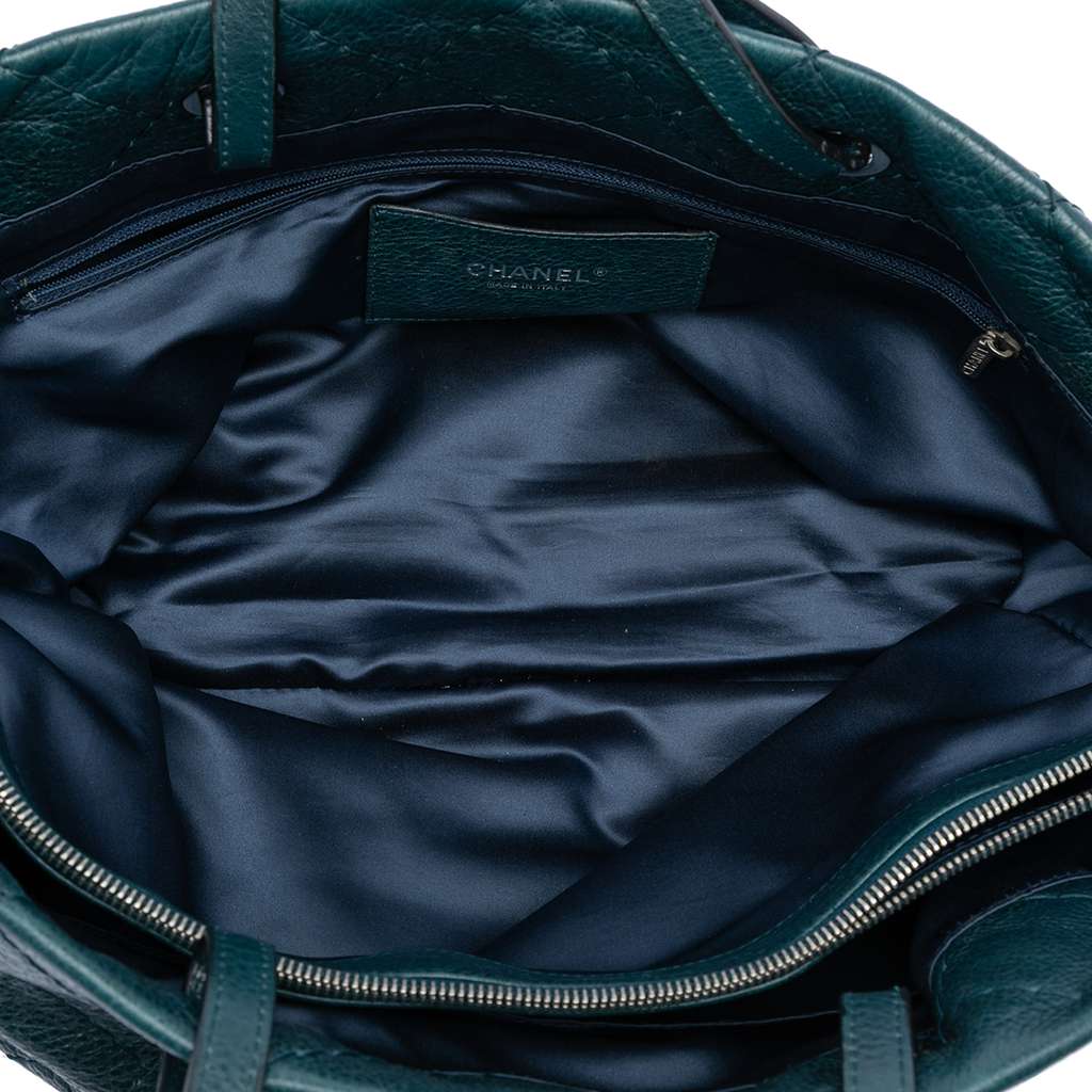 Chanel Large Glazed Calfskin On The Road Tote Green Leather Very good condition - Model View