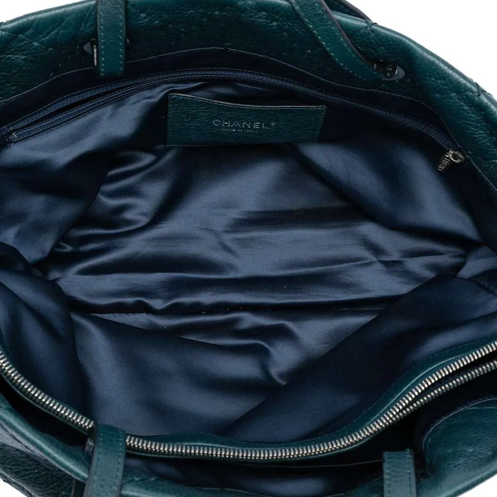 Chanel Large Glazed Calfskin On The Road Tote Green Leather Very good - Model View