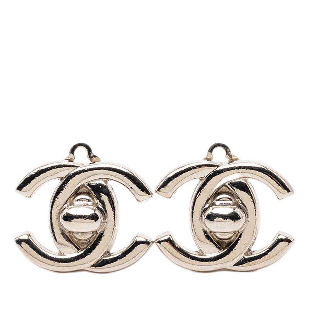 Chanel أقراط بمشبك دوار مطلية بالفضة على شكل حرف CC