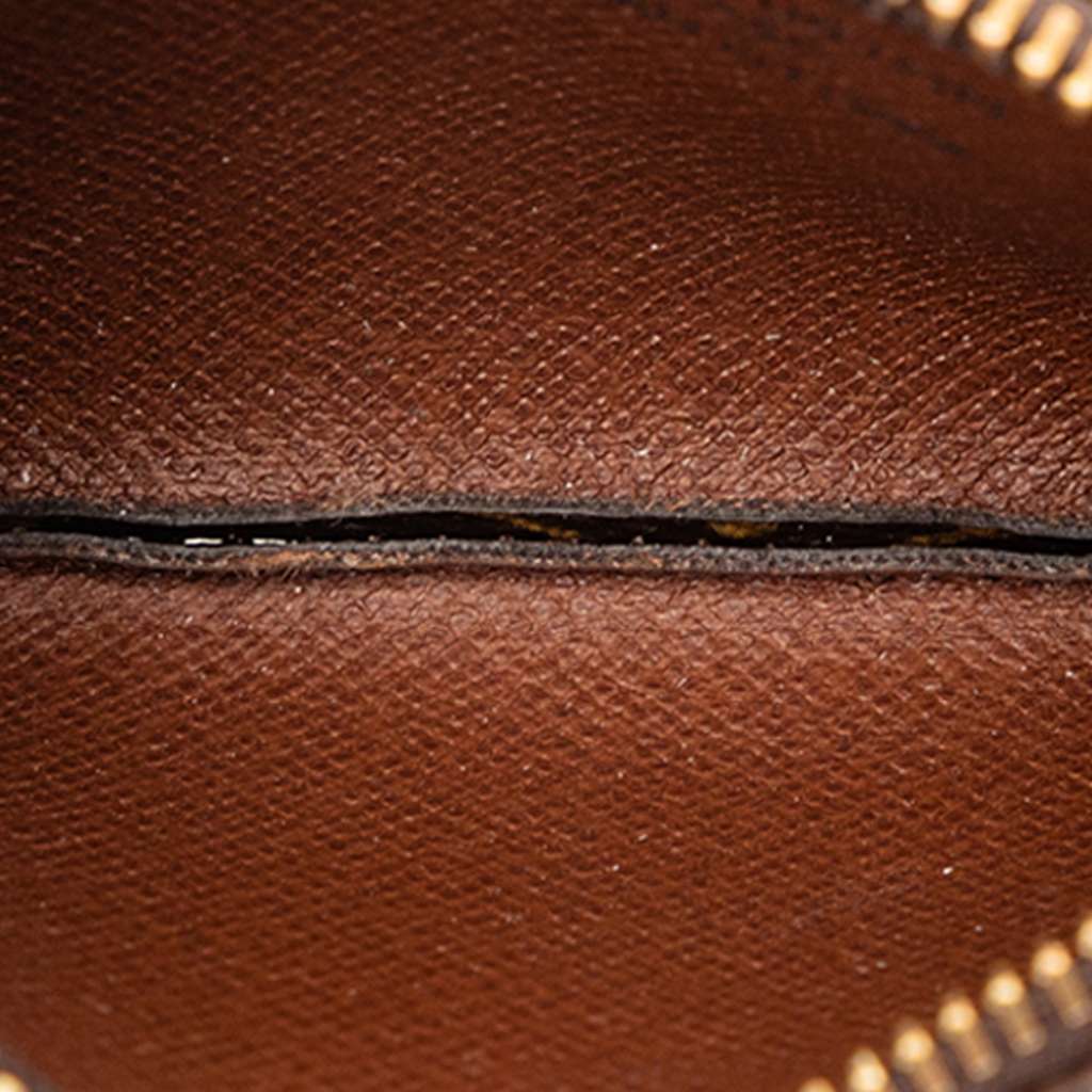 Louis Vuitton Monogram Key Pouch Brown Good condition - Model View