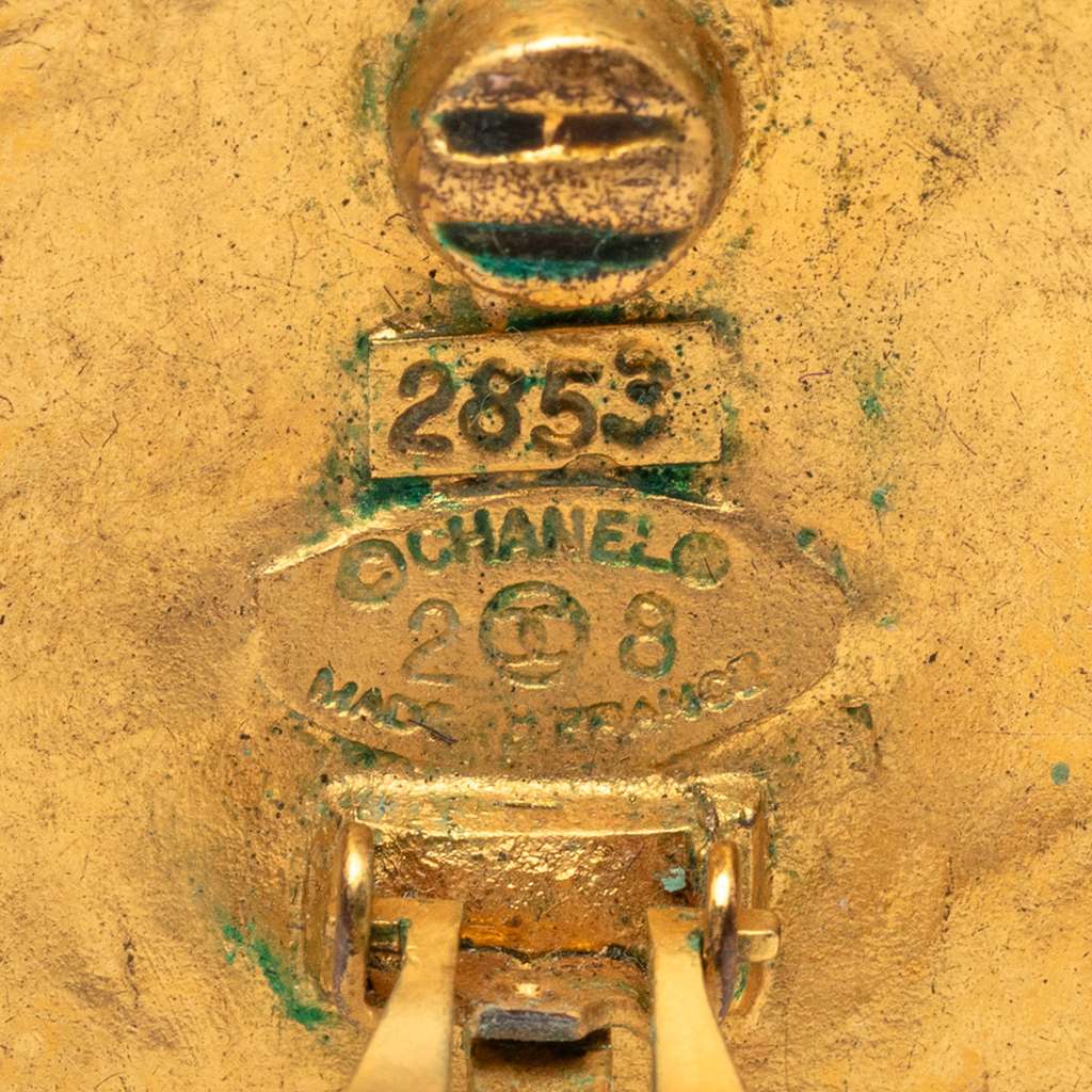 Chanel CC Gold Plated Round Clip On Earrings Gold Metal Good condition - Inside View