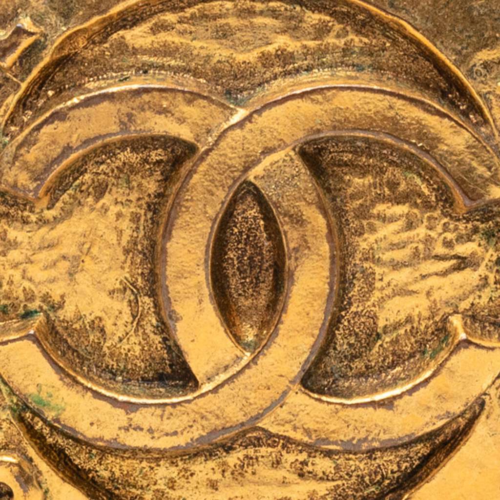 Chanel CC Gold Plated Round Clip On Earrings Gold Metal Good condition - Model View