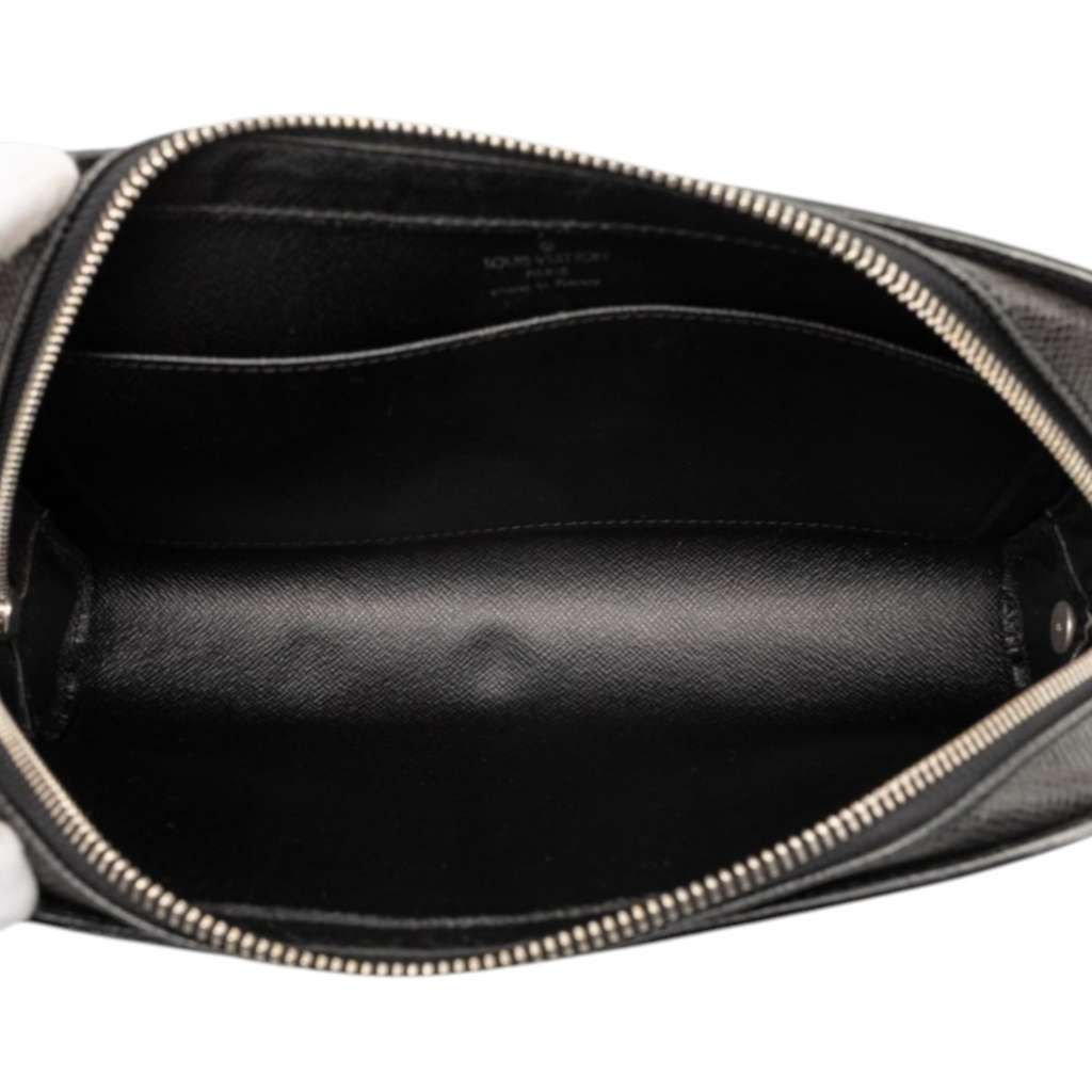 Louis Vuitton Taiga Pochette Baikal Black Leather Good condition - Model View