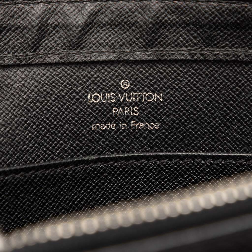 Louis Vuitton Taiga Pochette Baikal Black Leather Good condition - Box View