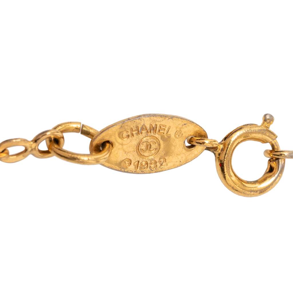 Chanel Gold Plated CC Pendant Necklace Gold Metal Good condition - Model View