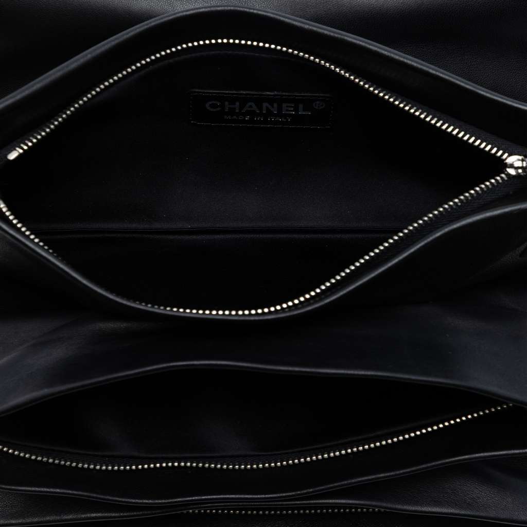 Chanel Lambskin Globe Emblem Clutch Black Leather Good condition - Model View